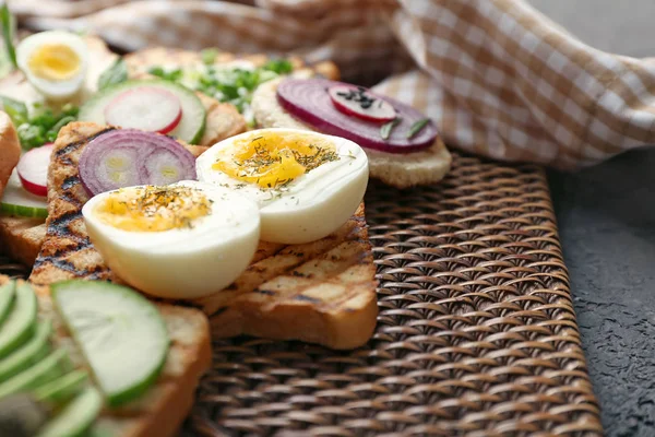 Verschillende Heerlijke Toast Rieten Mat Close — Stockfoto