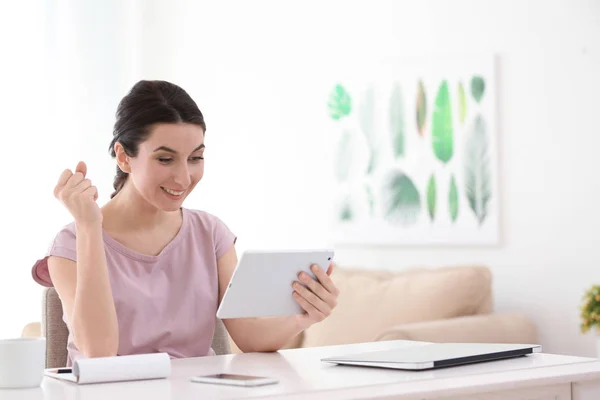 Young Female Freelancer Working Tablet Computer Home — Stock Photo, Image