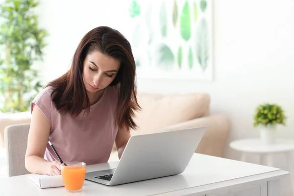 Jeune Femme Pigiste Travaillant Maison — Photo