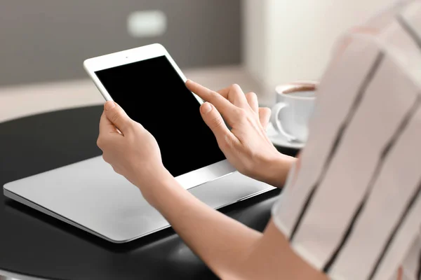 Νεαρή Γυναίκα Freelancer Εργασία Τον Υπολογιστή Tablet Στο Σπίτι — Φωτογραφία Αρχείου