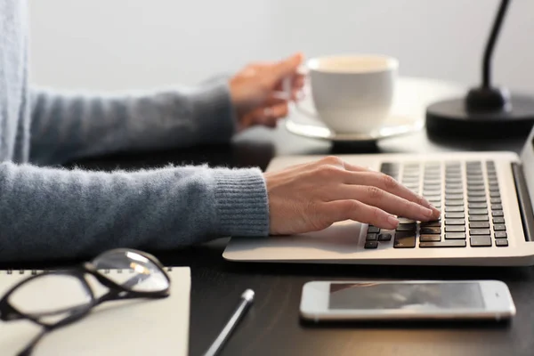 Jovem Freelancer Sexo Feminino Trabalhando Com Laptop Escritório — Fotografia de Stock