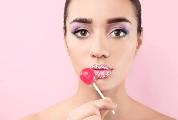 美丽的年轻女子 有着富有创意的化妆和彩色背景的棒棒糖 — 图库照片