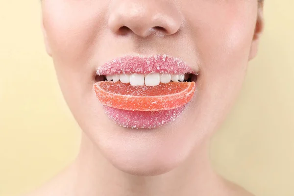 Hermosa Mujer Joven Con Maquillaje Creativo Mermelada Boca Sobre Fondo — Foto de Stock