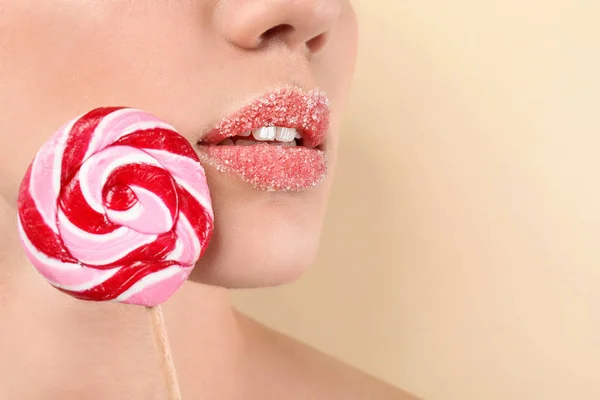 Όμορφη Νεαρή Γυναίκα Δημιουργικό Μακιγιάζ Και Lollipop Χρώμα Φόντου Κοντινό — Φωτογραφία Αρχείου