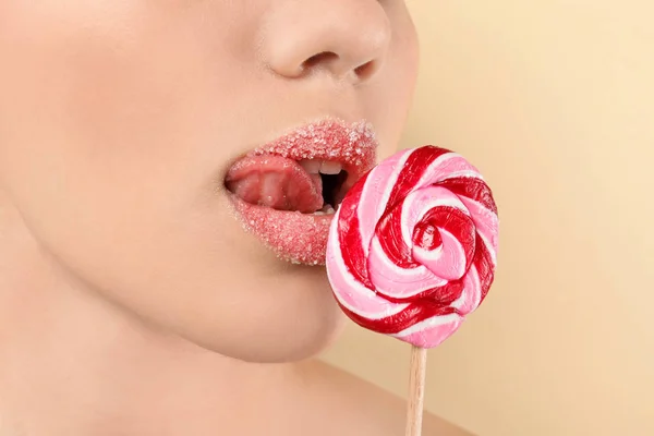 Vacker Ung Kvinna Med Kreativa Makeup Och Lollipop Färg Bakgrunden — Stockfoto