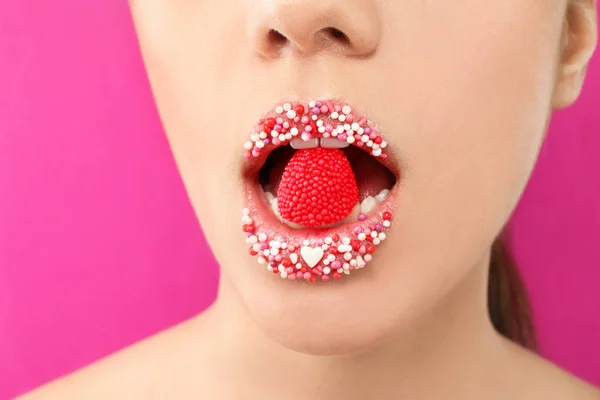 Piękna Młoda Kobieta Kreatywnych Makijaż Cukierki Ustach Kolor Tła Zbliżenie — Zdjęcie stockowe