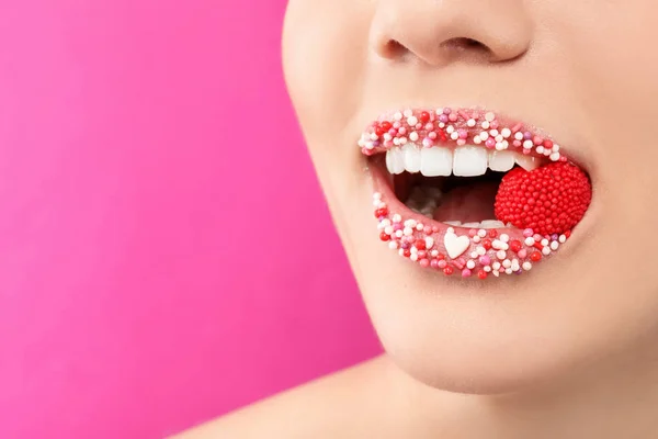 Piękna Młoda Kobieta Kreatywnych Makijaż Cukierki Ustach Kolor Tła Zbliżenie — Zdjęcie stockowe