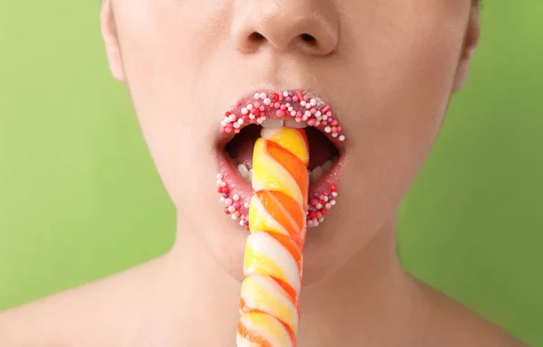 Hermosa Mujer Joven Con Maquillaje Creativo Dulces Fondo Color Primer — Foto de Stock