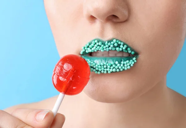 Mooie Jonge Vrouw Met Creatieve Make Lollipop Kleur Achtergrond Close — Stockfoto