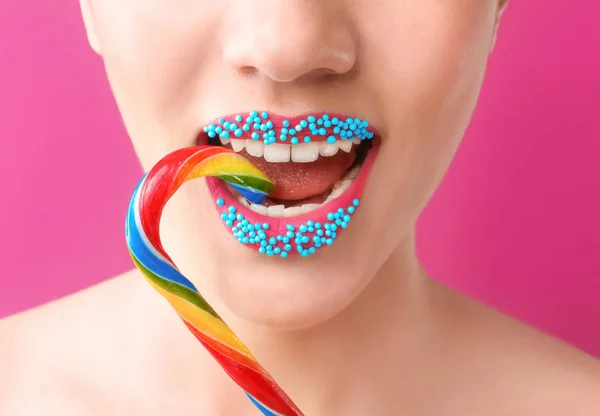Piękna Młoda Kobieta Kreatywnych Makijaż Candy Cane Kolor Tła Zbliżenie — Zdjęcie stockowe