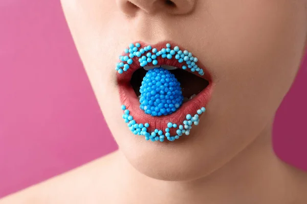 Hermosa Mujer Joven Con Maquillaje Creativo Dulces Boca Sobre Fondo — Foto de Stock