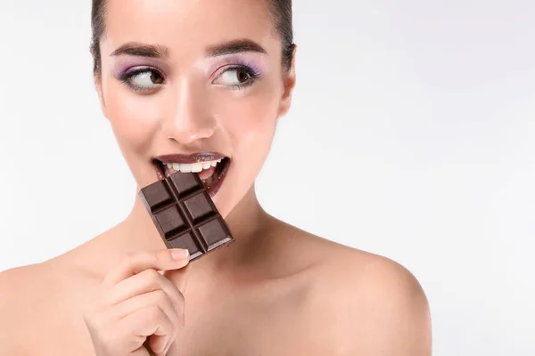Hermosa Joven Con Chocolate Sobre Fondo Blanco — Foto de Stock