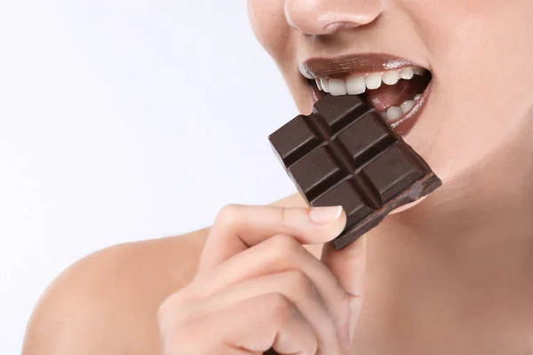 Hermosa Joven Con Chocolate Sobre Fondo Blanco Primer Plano — Foto de Stock