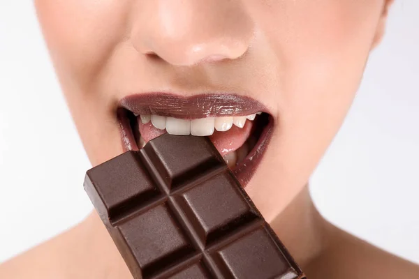 Hermosa Joven Con Chocolate Sobre Fondo Blanco Primer Plano — Foto de Stock