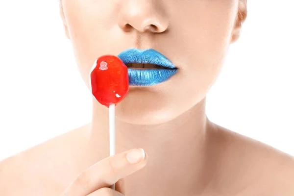 Vacker Ung Kvinna Med Kreativa Makeup Och Lollipop Vit Bakgrund — Stockfoto