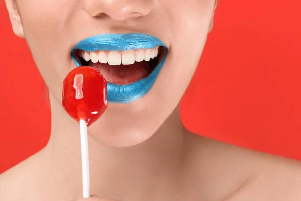 Yaratıcı Makyaj Lolipop Renk Arka Plan Closeup Üzerinde Olan Güzel — Stok fotoğraf