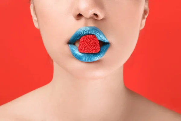 Hermosa Mujer Joven Con Maquillaje Creativo Dulces Boca Sobre Fondo — Foto de Stock