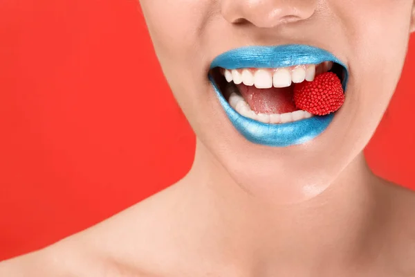 Bella Giovane Donna Con Trucco Creativo Caramelle Bocca Sfondo Colore — Foto Stock