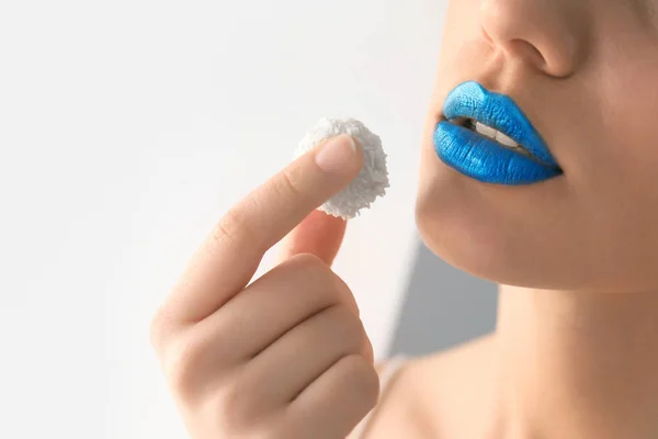 Hermosa Mujer Joven Con Maquillaje Creativo Caramelos Coco Sobre Fondo — Foto de Stock