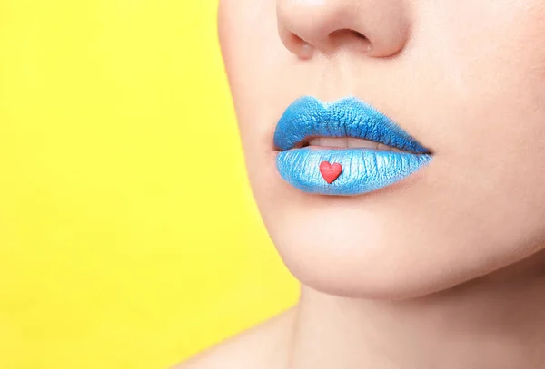 Hermosa Mujer Joven Con Maquillaje Creativo Fondo Color Primer Plano — Foto de Stock