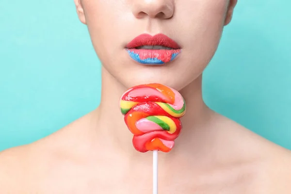 Όμορφη Νεαρή Γυναίκα Δημιουργικό Μακιγιάζ Και Lollipop Χρώμα Φόντου Κοντινό — Φωτογραφία Αρχείου