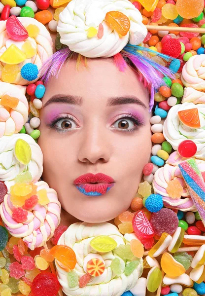 Volto Bella Giovane Donna Con Trucco Creativo Circondato Diversi Dolci — Foto Stock