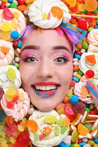 Volto Bella Giovane Donna Con Trucco Creativo Circondato Diversi Dolci — Foto Stock