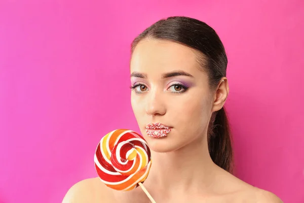 美丽的年轻女子 有着富有创意的化妆和彩色背景的棒棒糖 — 图库照片