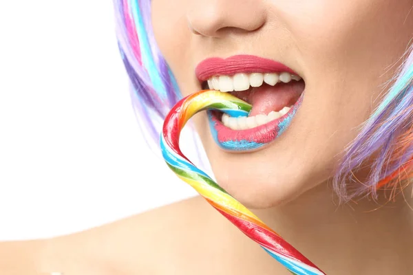 Piękna Młoda Kobieta Kreatywnych Makijaż Candy Cane Białym Tle Zbliżenie — Zdjęcie stockowe