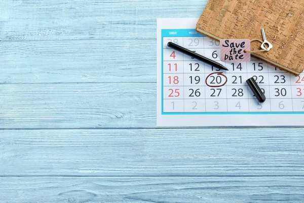 Chiave Con Tag Salva Data Notebook Calendario Sul Tavolo — Foto Stock