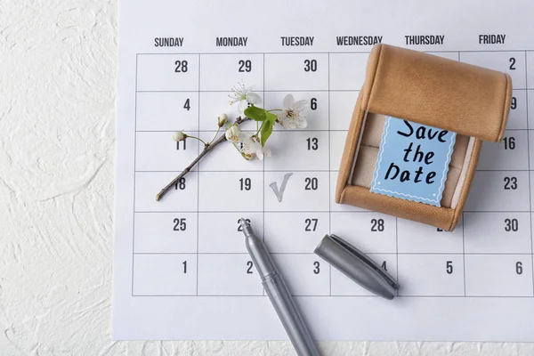 Коробка Карточкой Date Маркером Цветущей Веткой Календаре — стоковое фото