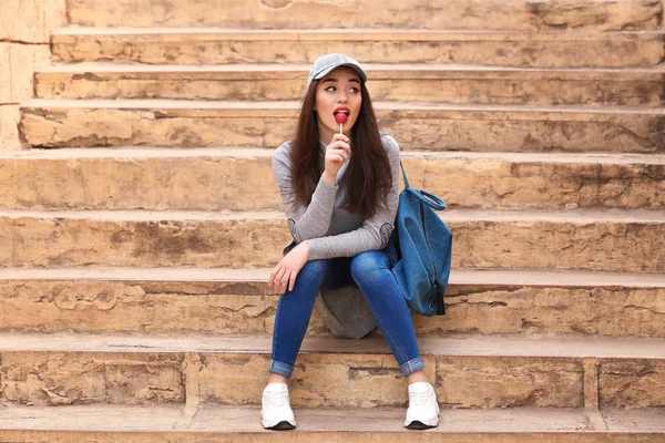 Attraktive Junge Frau Mit Lutscher Sitzt Auf Stufen Freien — Stockfoto