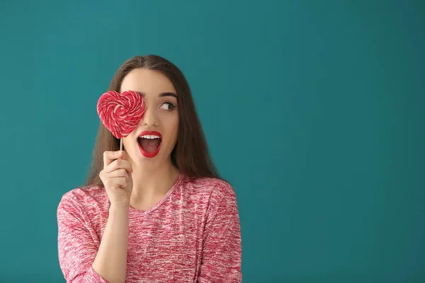 Attraente Giovane Donna Con Lecca Lecca Sfondo Colori — Foto Stock