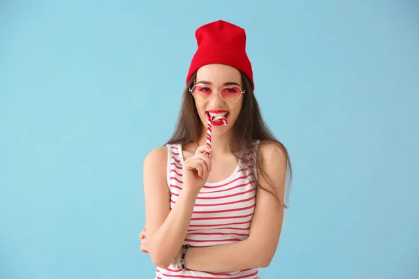 Attraktiv Ung Kvinna Med Polkagris Färgbakgrund — Stockfoto