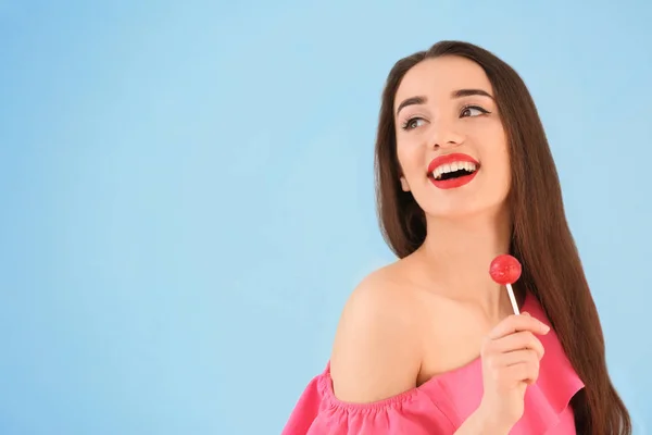 Attraktiv Ung Kvinna Med Lollipop Färg Bakgrunden — Stockfoto