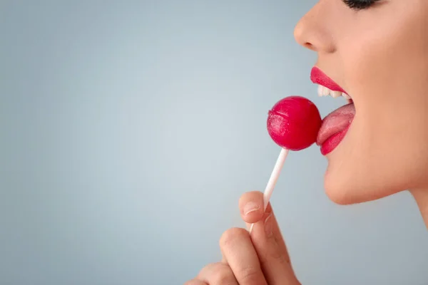 Attraktiv Ung Kvinna Med Lollipop Färg Bakgrunden Närbild — Stockfoto