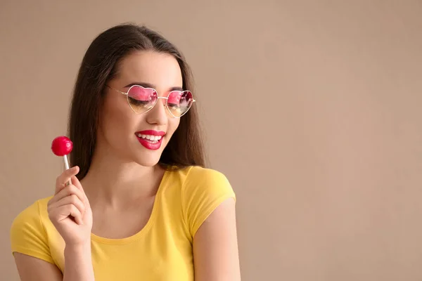 Atractiva Mujer Joven Con Piruleta Sobre Fondo Color — Foto de Stock