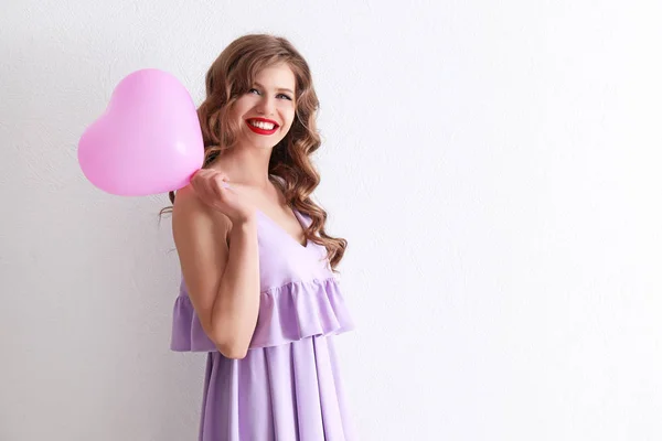 Hermosa Mujer Joven Con Globo Forma Corazón Sobre Fondo Color —  Fotos de Stock