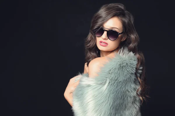 Schöne Stilvolle Frau Mit Sonnenbrille Auf Dunklem Hintergrund — Stockfoto