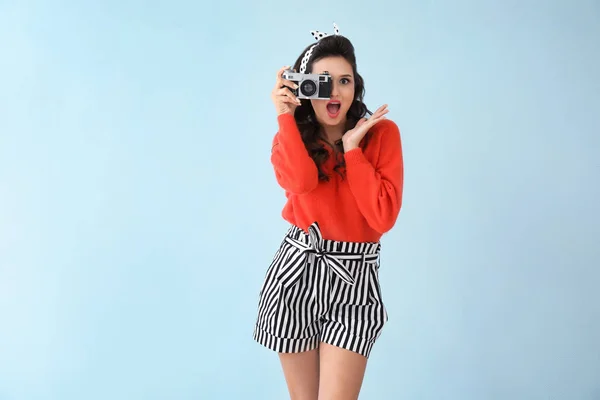 Schöne Junge Frau Mit Kamera Auf Farbigem Hintergrund — Stockfoto