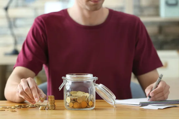 Homme Empilant Des Pièces Sur Table — Photo