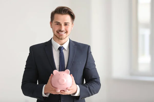 Молодий Бізнесмен Тримає Скарбничку Приміщенні Концепція Заощадження Грошей — стокове фото