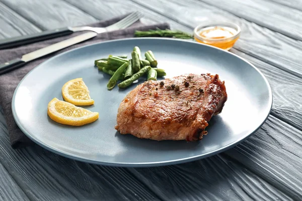 Plate Tasty Grilled Steak Green Beans Wooden Table — Stock Photo, Image