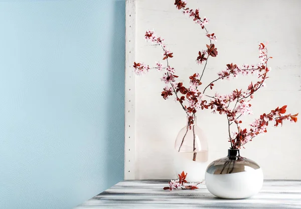 Ваза Красивими Квітучими Гілками Столі — стокове фото