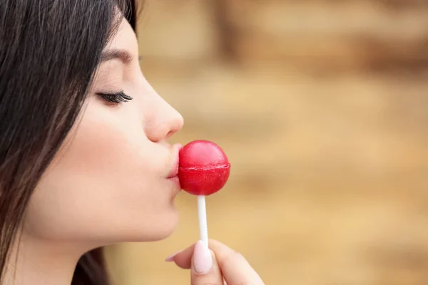 Mulher Bonita Com Pirulito Fundo Borrado — Fotografia de Stock