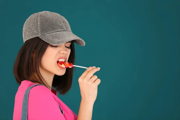 Menina Bonita Com Pirulito Fundo Cor — Fotografia de Stock