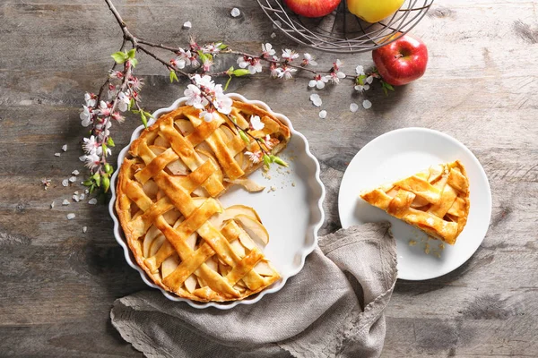 Komposition Mit Leckerem Apfelkuchen Auf Holztisch — Stockfoto