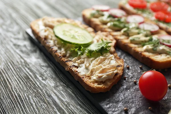 Heerlijke Toast Houten Tafel — Stockfoto