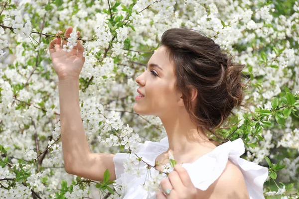 Bahar Gününde Çiçek Açması Tree Yakınındaki Güzel Genç Kadın — Stok fotoğraf