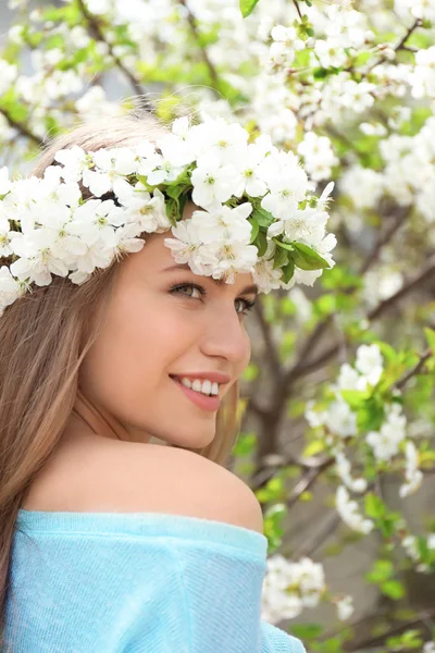 Hermosa Mujer Joven Con Corona Flores Aire Libre Día Primavera —  Fotos de Stock